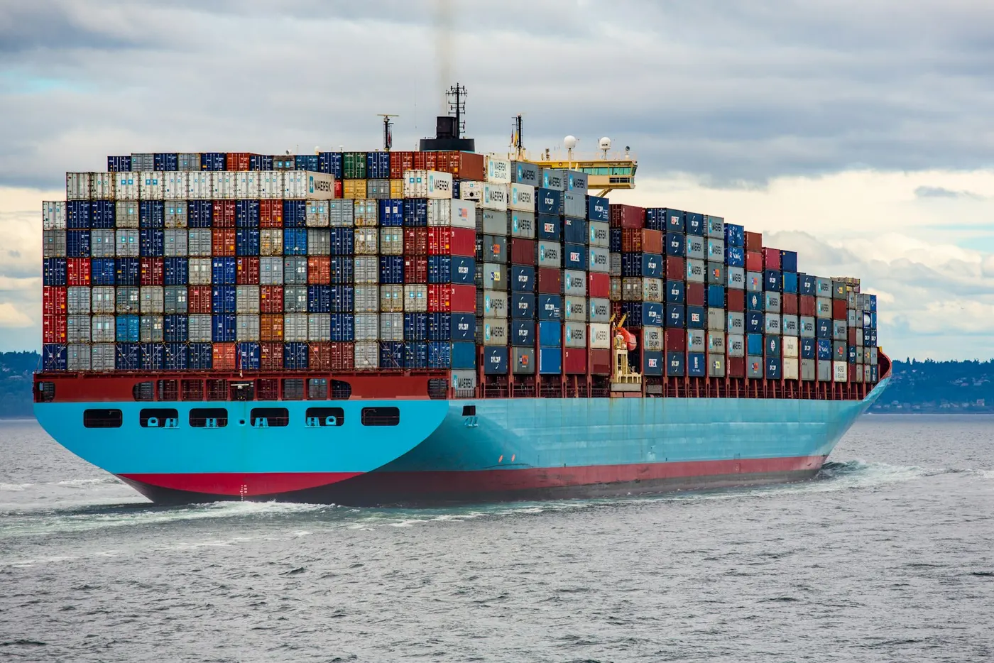 Beladenes Containerschiff auf See