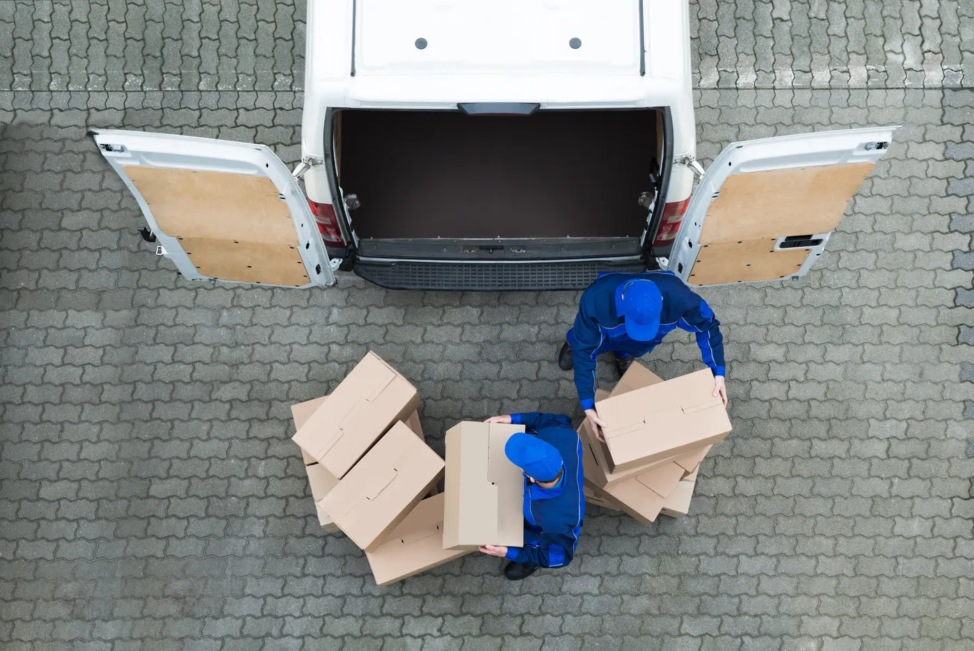 Entladung von Kartons aus einem Transporter