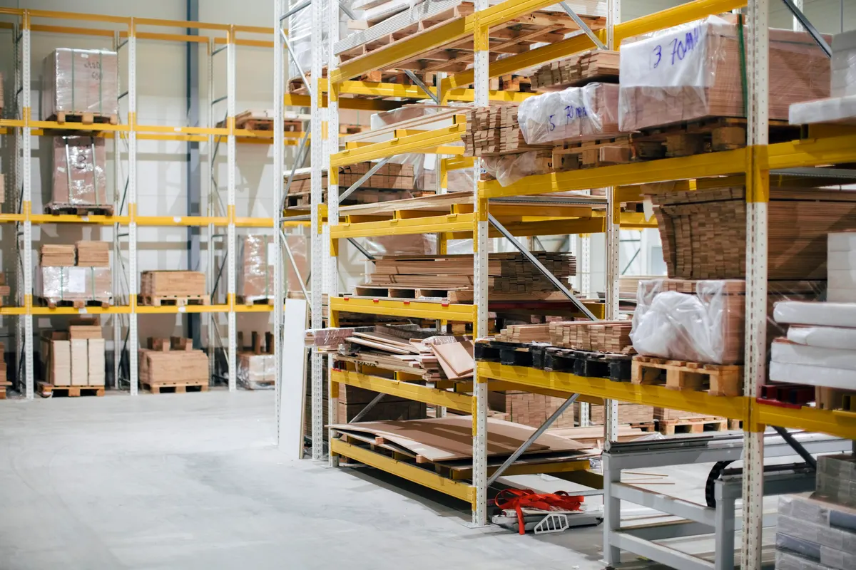 Lagerhalle mit Regalen in der Kontraktlogistik