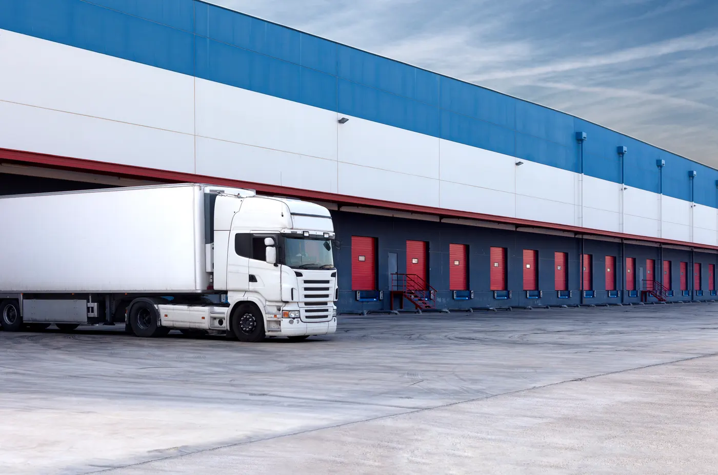 Sattelzug an der Laderampe eines Logistikzentrums