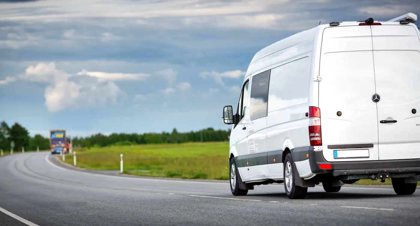 Transporter unterwegs auf einer Landstraße